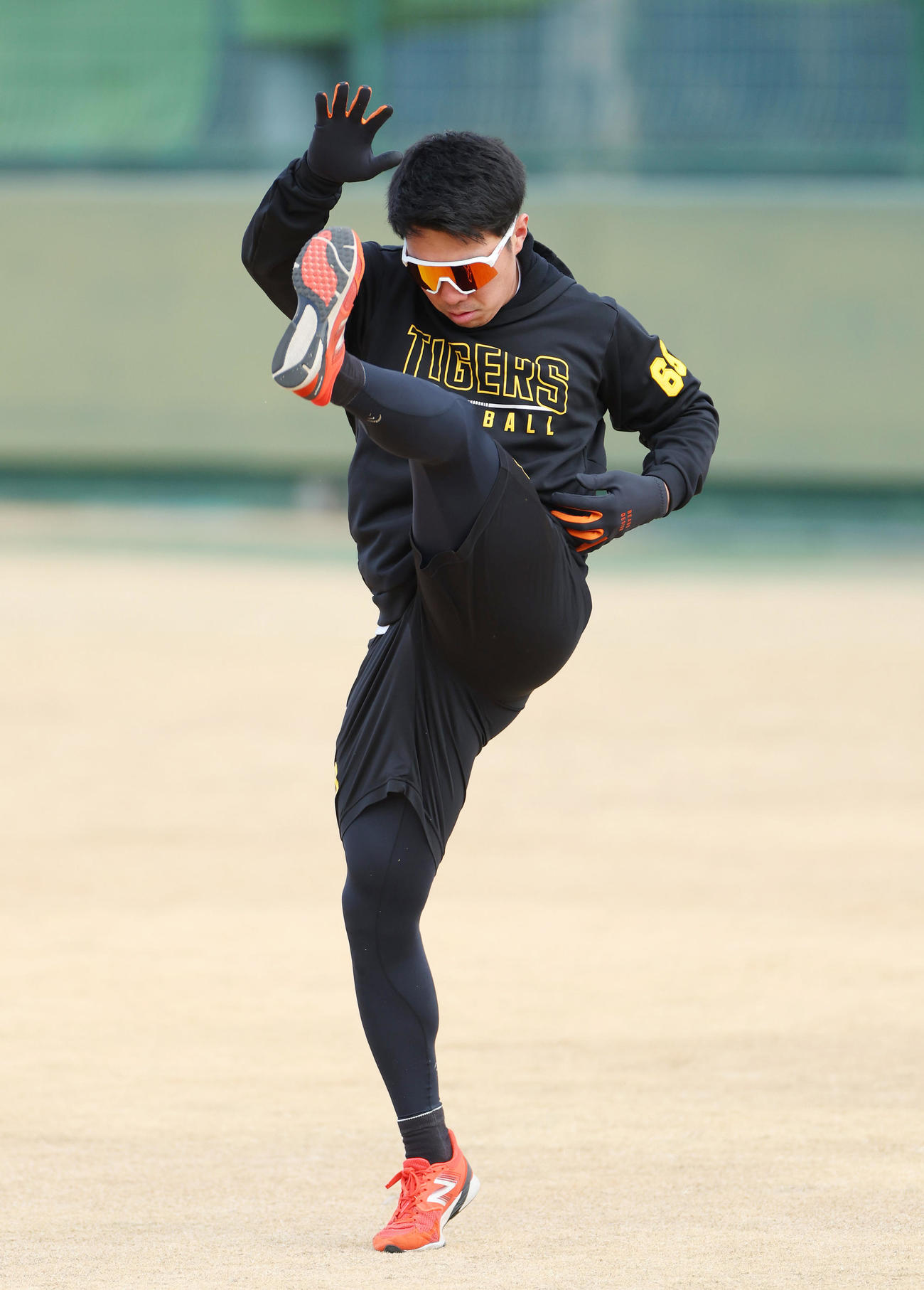 鳴尾浜球場で汗を流す阪神石井（撮影・前田充）
