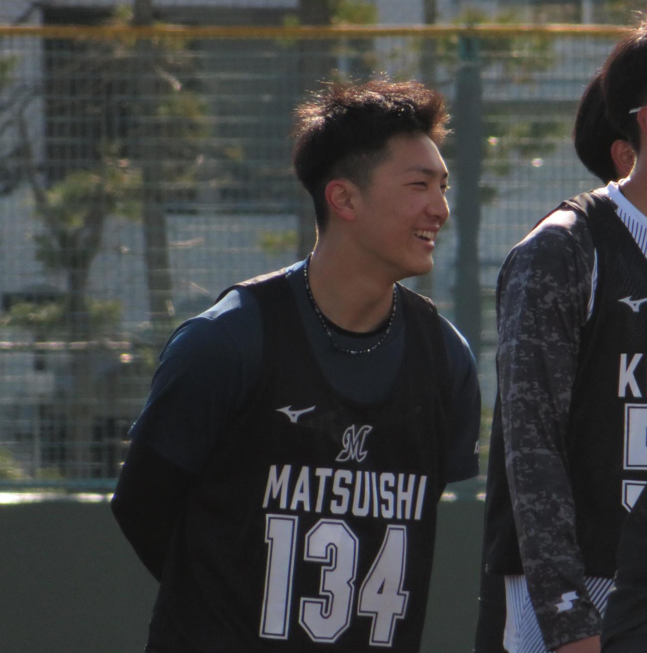 新人合同自主トレで笑顔を見せる育成ドラフト2位の松石（撮影・星夏穂）