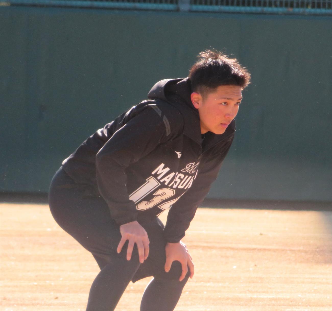新人合同自主トレでアップをする育成ドラフト2位の松石（撮影・星夏穂）