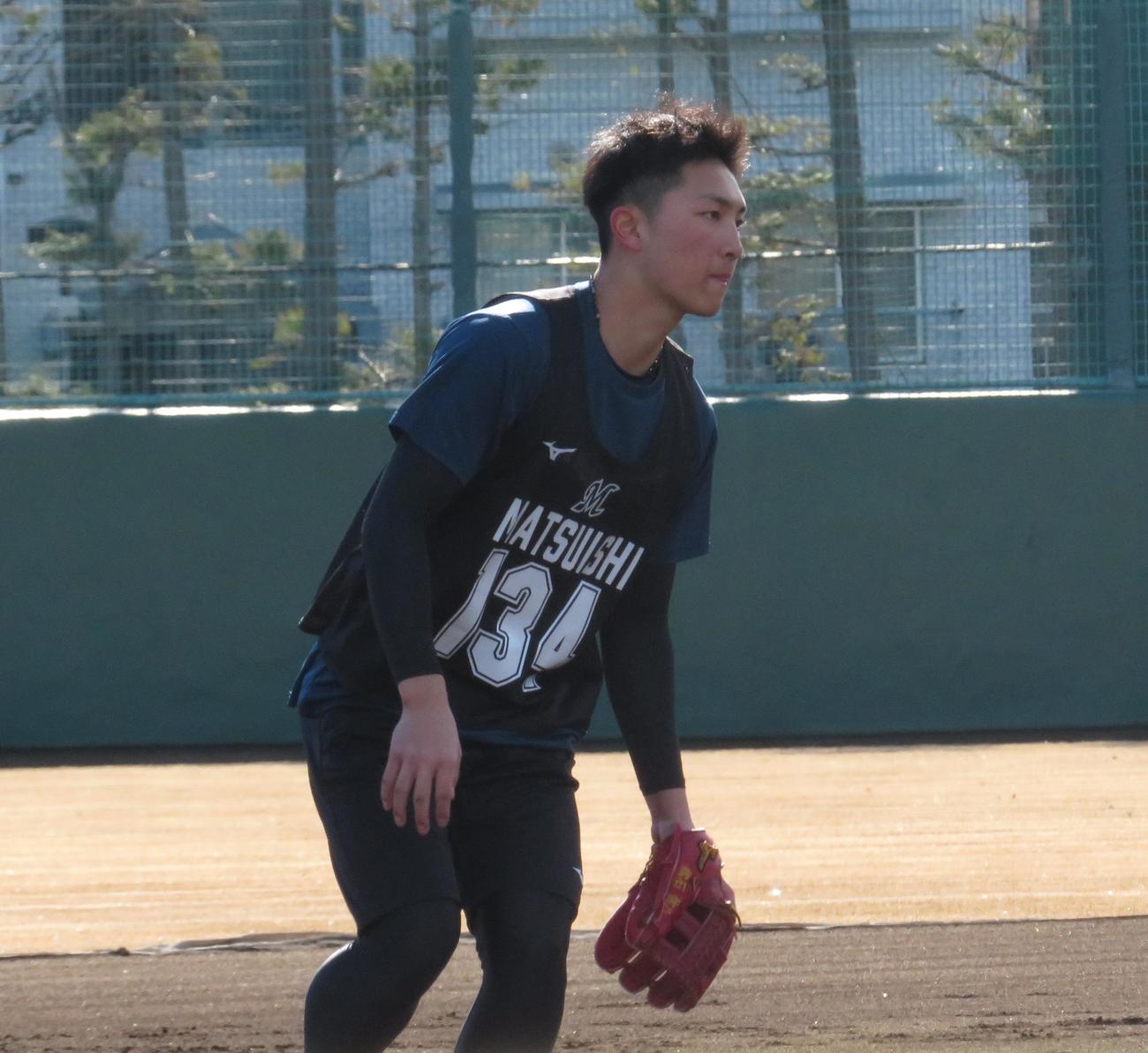 新人合同自主トレでノックを受ける育成ドラフト2位の松石（撮影・星夏穂）