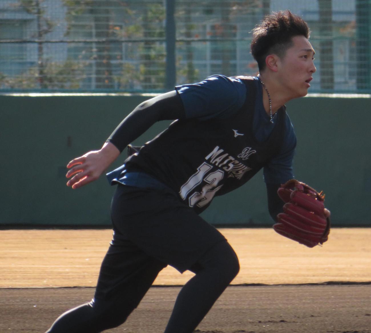 新人合同自主トレでノックを受ける育成ドラフト2位の松石（撮影・星夏穂）