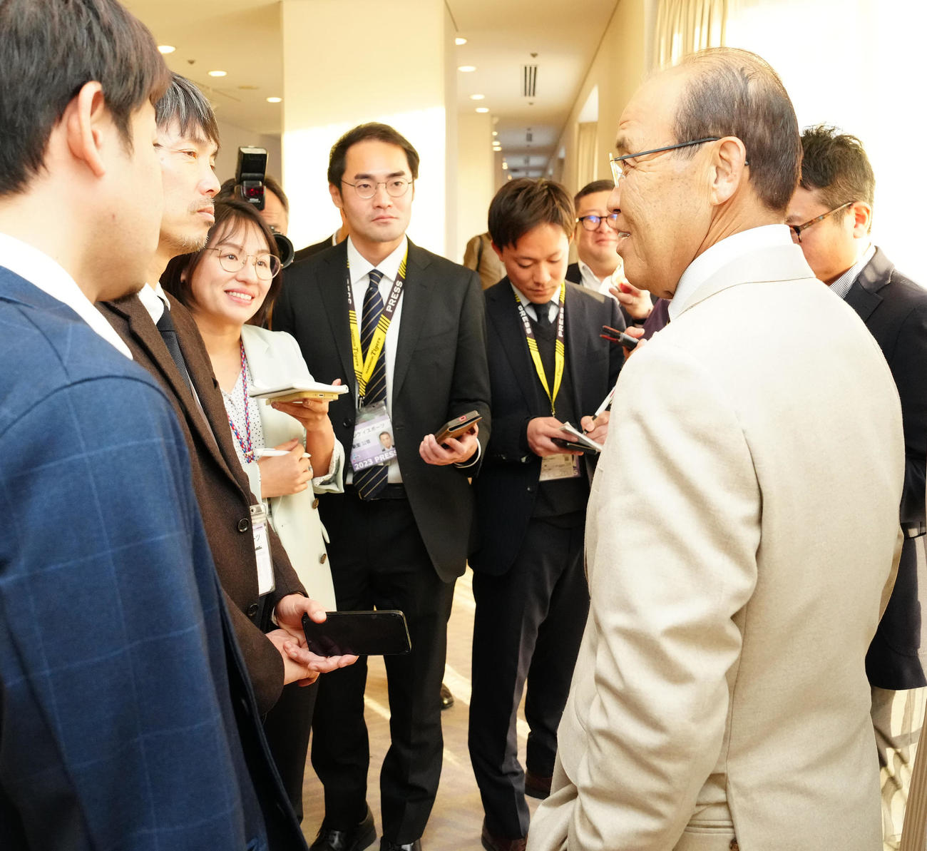 NPB12球団監督会議後、取材に応じる阪神岡田監督（右手前）（撮影・江口和貴）