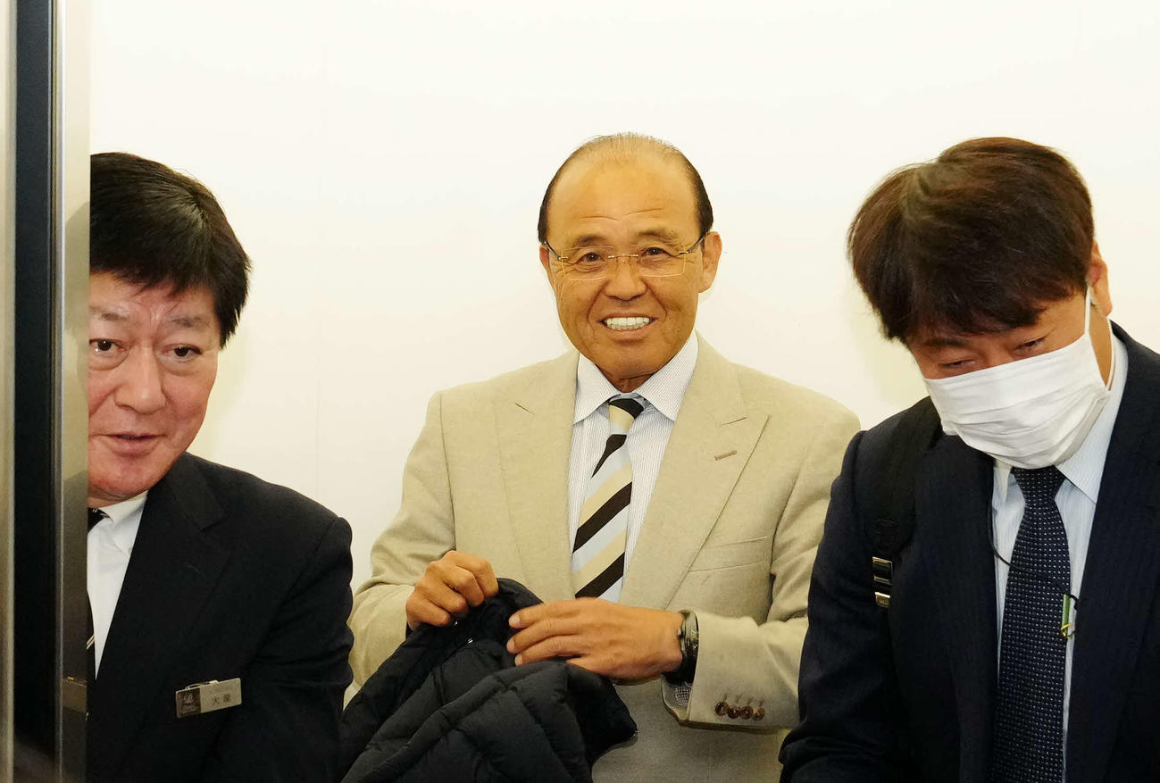 NPB12球団監督会議後、引き揚げる阪神岡田監督（中央）（撮影・江口和貴）