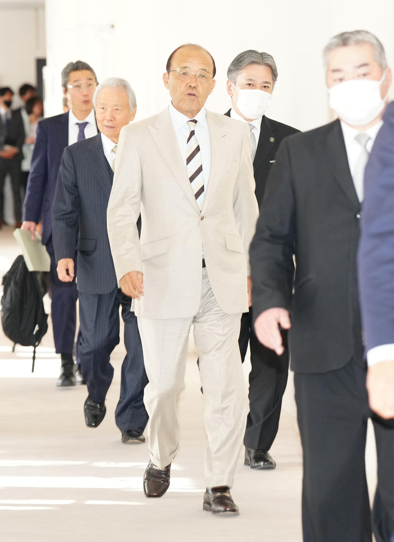 NPB12球団監督会議に向かう阪神岡田監督（撮影・江口和貴）