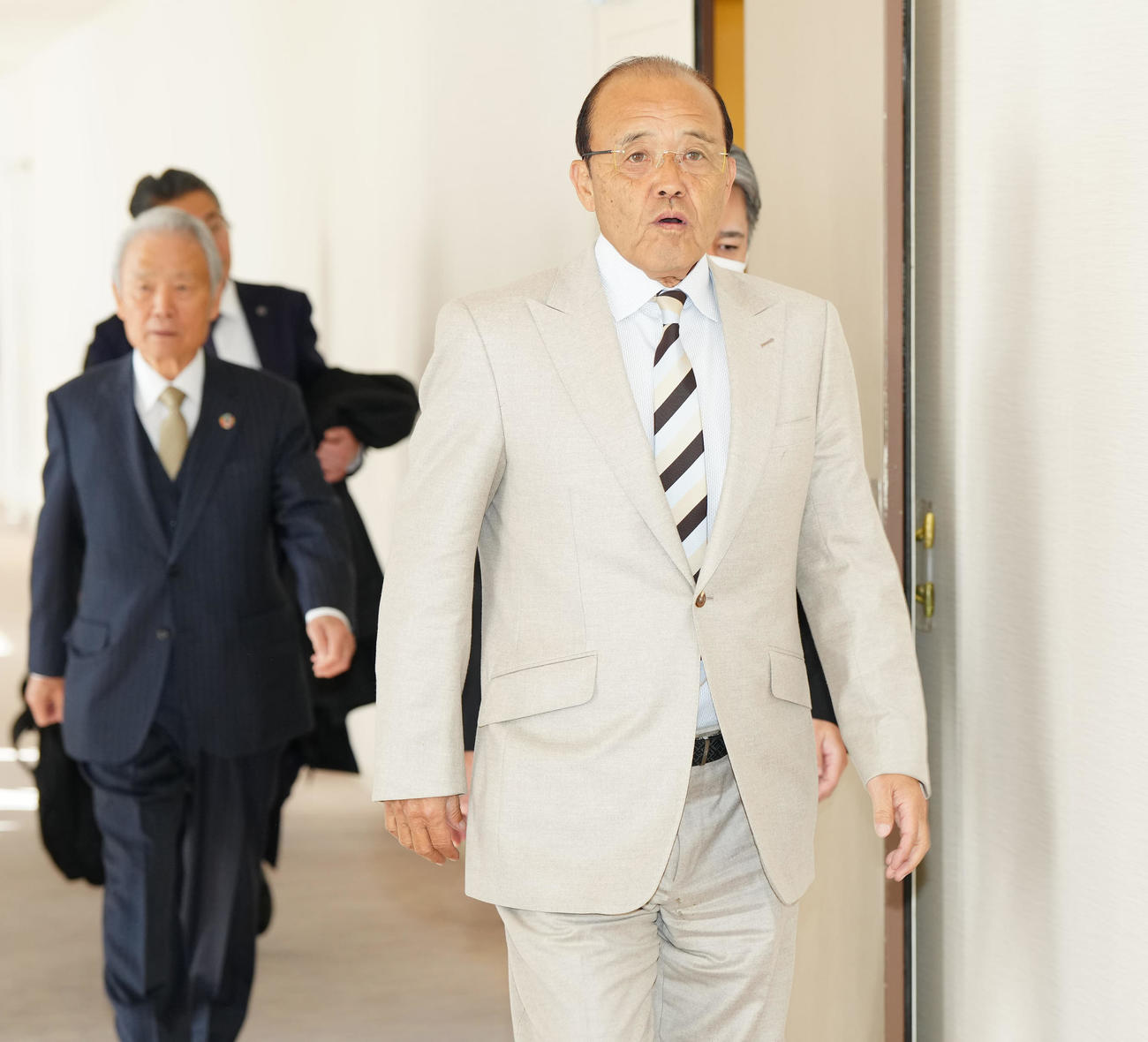 NPB12球団監督会議に向かう阪神岡田監督。左は榊原コミッショナー（撮影・江口和貴）