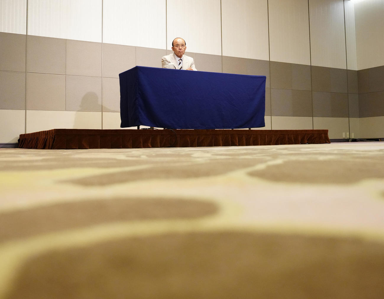 NPB12球団監督会議後、会見に臨む座長の阪神岡田監督（撮影・江口和貴）