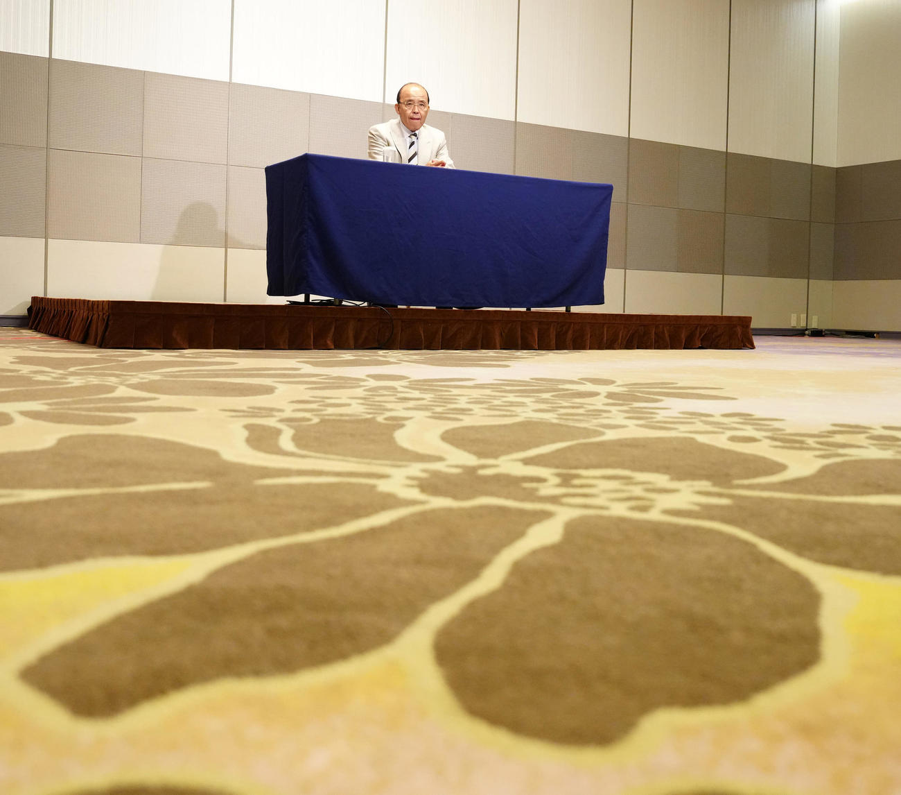 NPB12球団監督会議後、会見に臨む座長の阪神岡田監督（撮影・江口和貴）