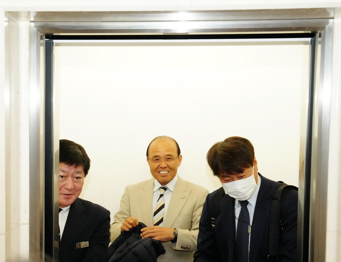 NPB12球団監督会議後、引き揚げる阪神岡田監督（中央）（撮影・江口和貴）