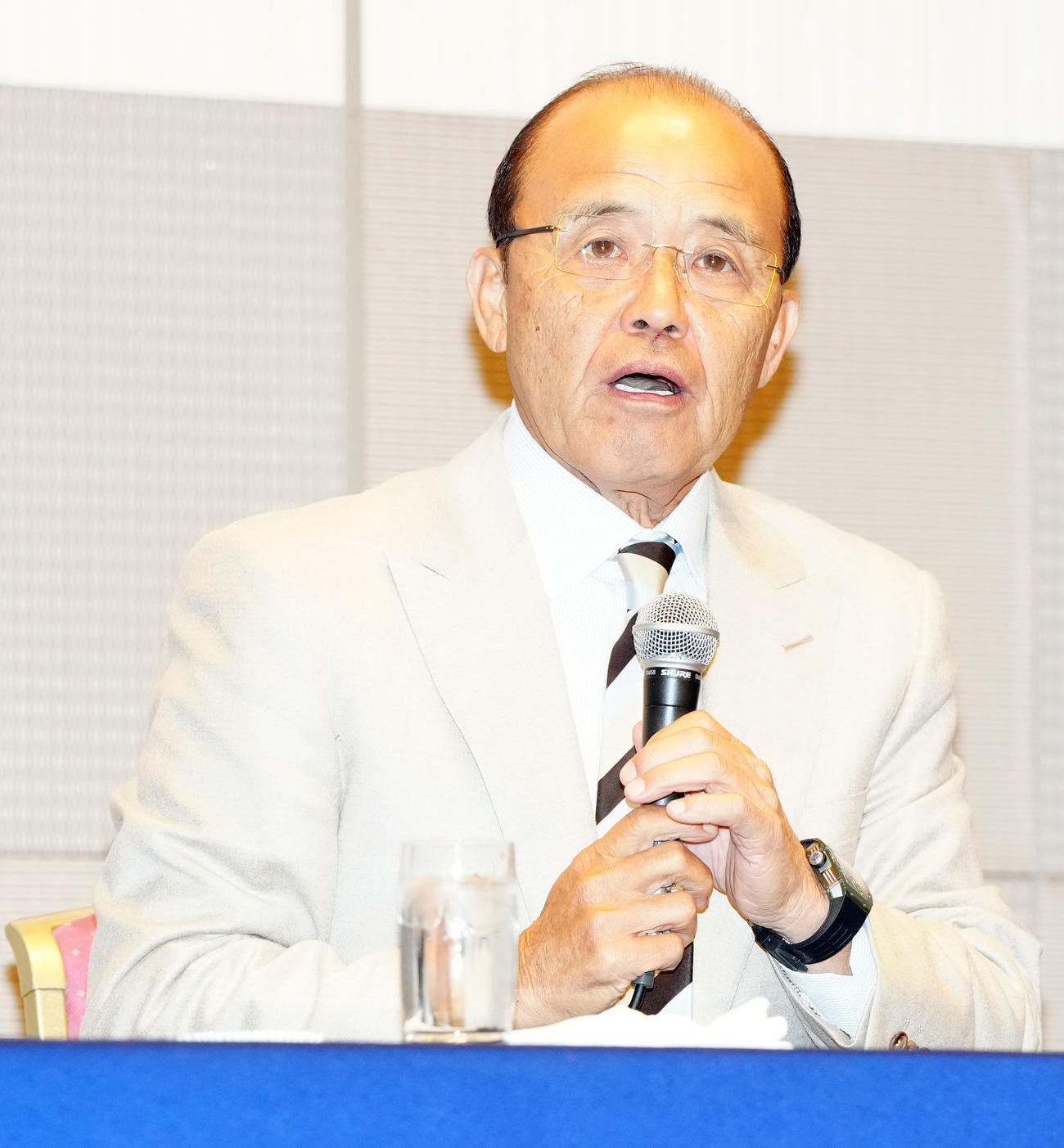 NPB12球団監督会議後、会見に臨む座長の阪神岡田監督（撮影・江口和貴）