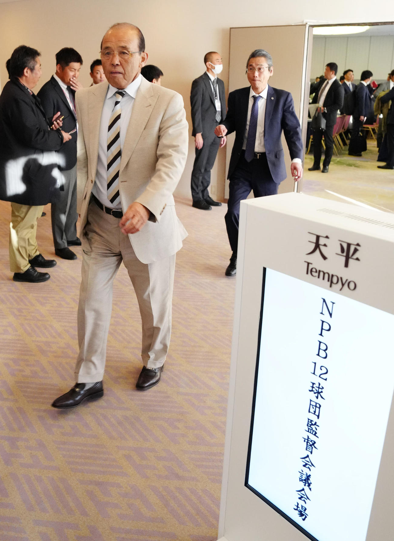 NPB12球団監督会議を終え、会見場に向かう阪神岡田監督（左）（撮影・江口和貴）