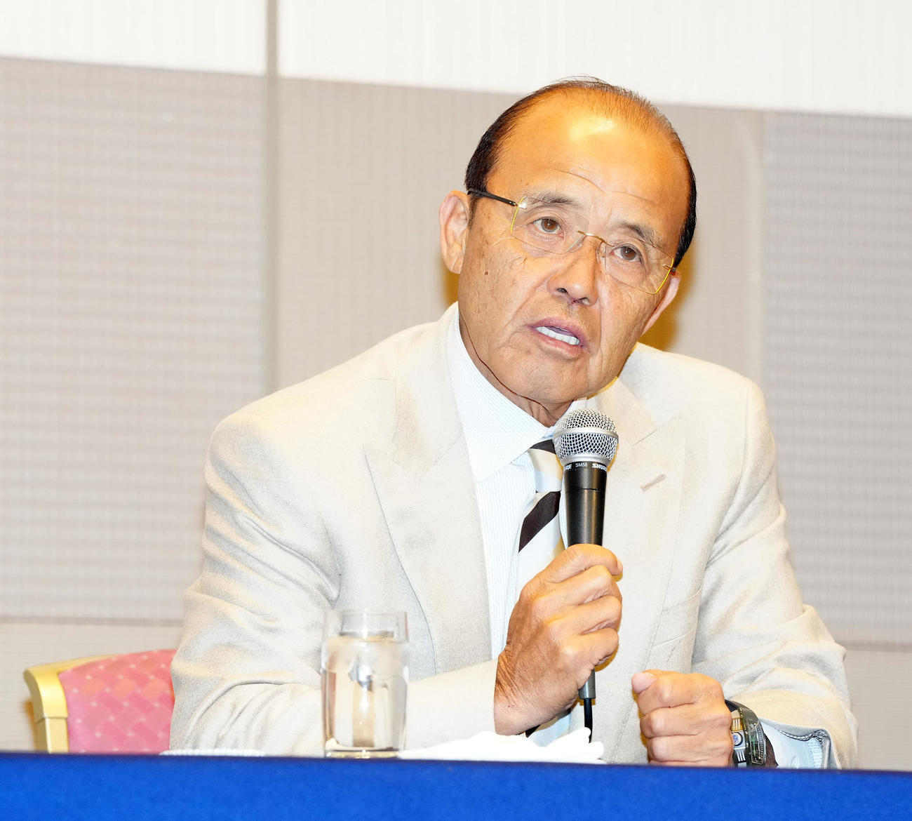 NPB12球団監督会議後、会見に臨む座長の阪神岡田監督（撮影・江口和貴）