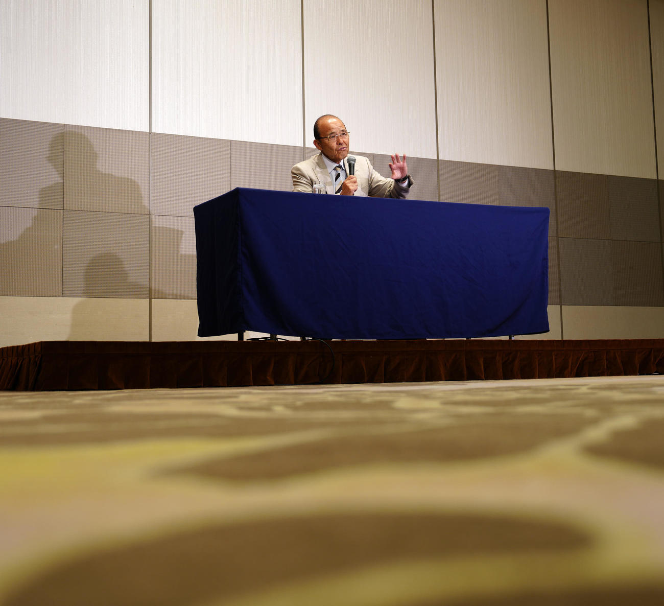 NPB12球団監督会議後、会見に臨む座長の阪神岡田監督（撮影・江口和貴）