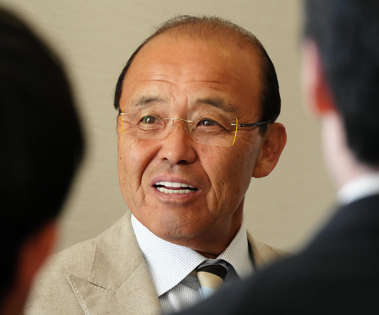 NPB12球団監督会議後、取材に応じる阪神岡田監督（撮影・江口和貴）