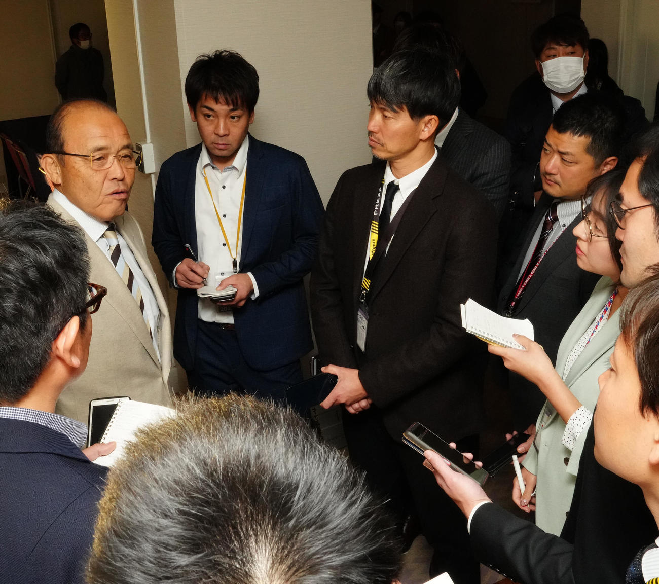 NPB12球団監督会議後、取材に応じる阪神岡田監督（左端）（撮影・江口和貴）