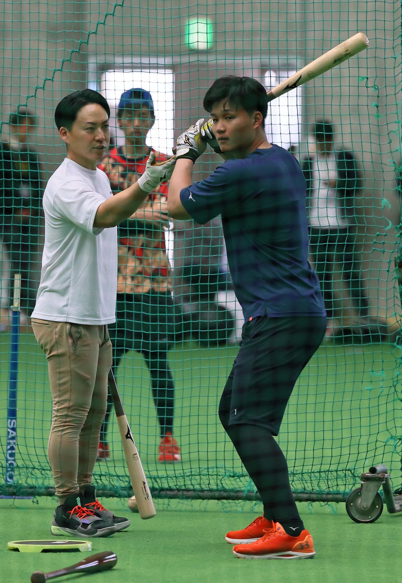 野球トレーニングジム「Rebase」池田則仁代表（左）の打撃指導を受ける阪神森下（撮影・上田博志）