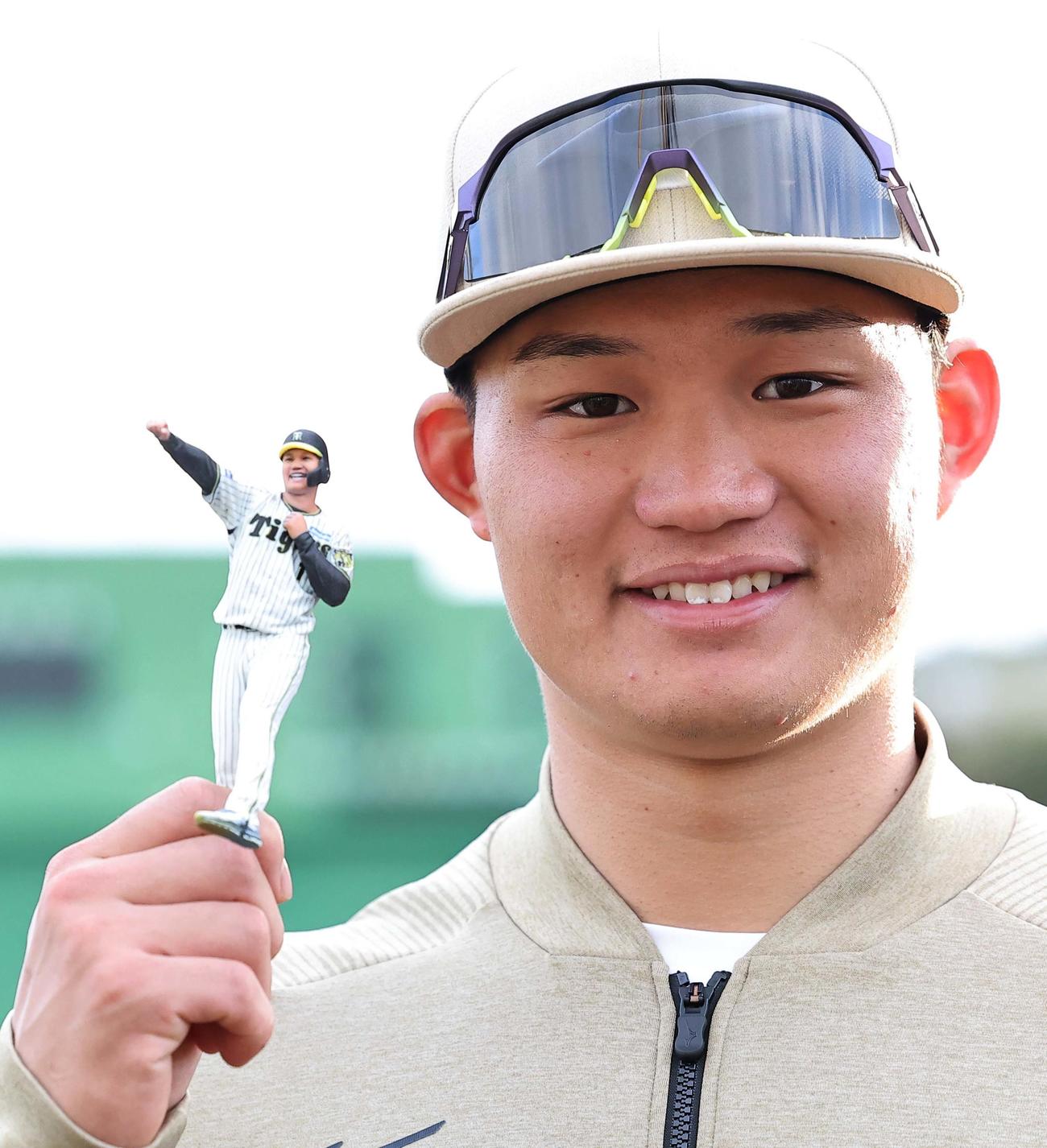 自身のフィギュアを手に笑顔を見せる阪神森下翔太（撮影・上田博志）