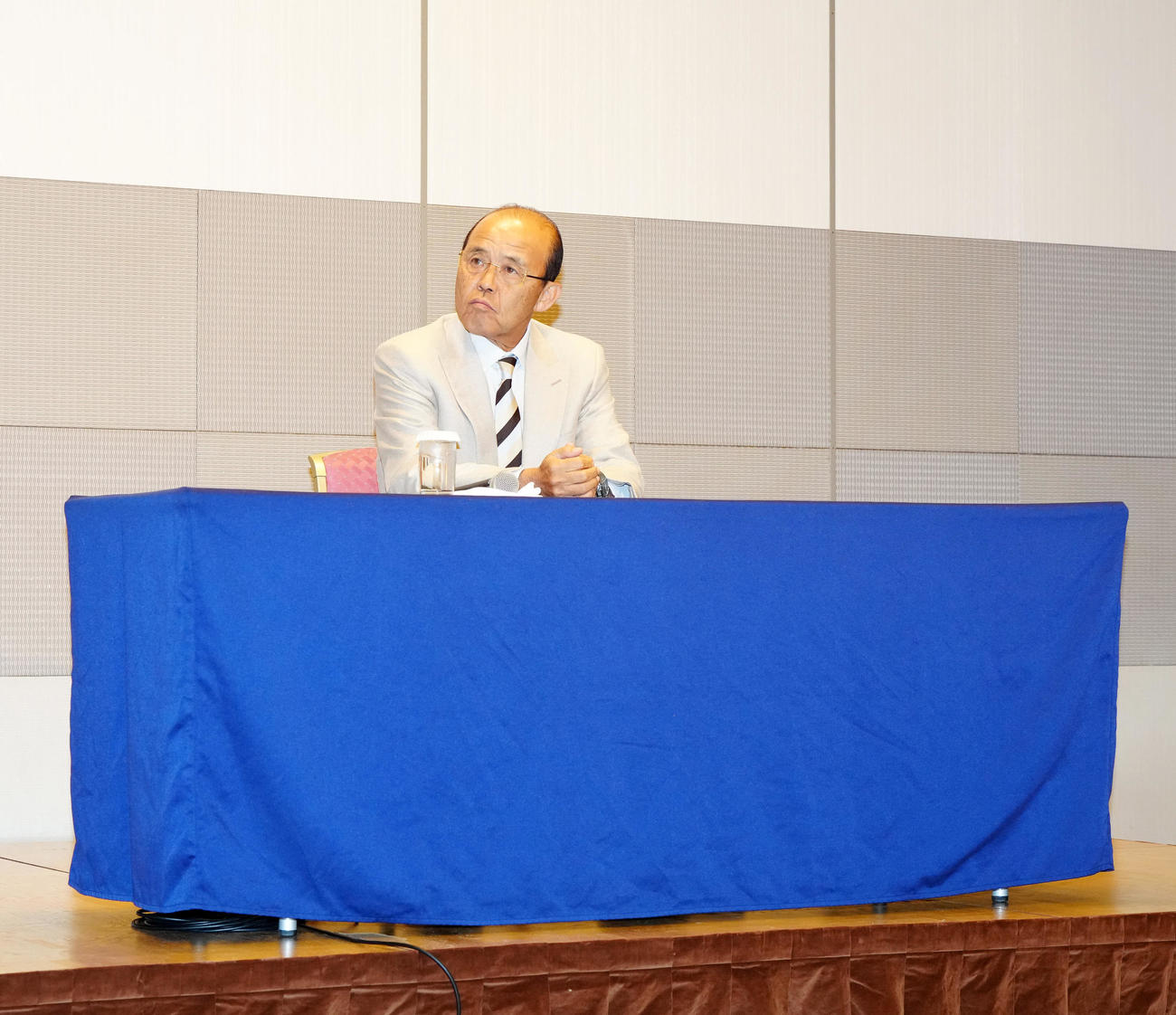 NPB12球団監督会議後、会見に臨む座長の阪神岡田監督（撮影・江口和貴）