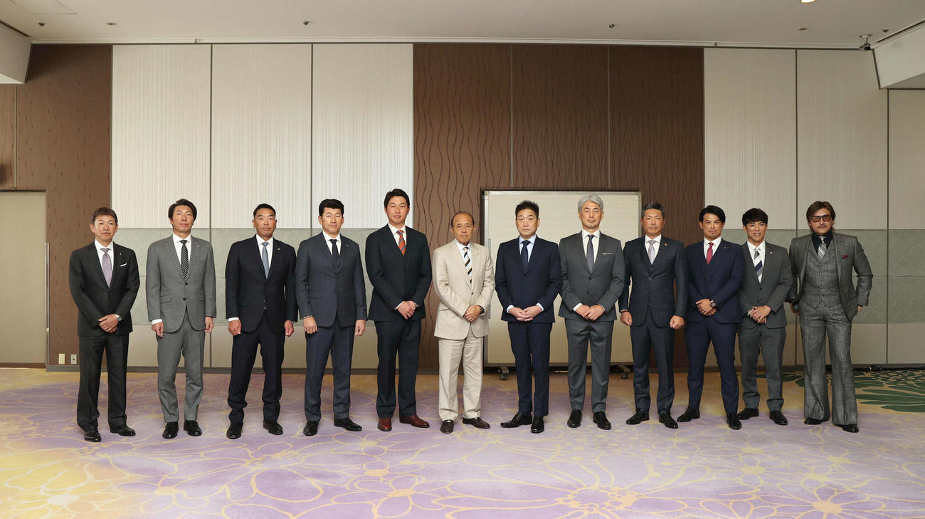 12球団監督会議に参加した各球団の監督たち。左から中日立浪監督、ヤクルト高津監督、巨人阿部監督、DeNA三浦監督、広島新井監督、阪神岡田監督、オリックス中嶋監督、ロッテ吉井監督、ソフトバンク小久保監督、楽天今江監督、西武松井監督、日本ハム新庄監督（代表撮影）