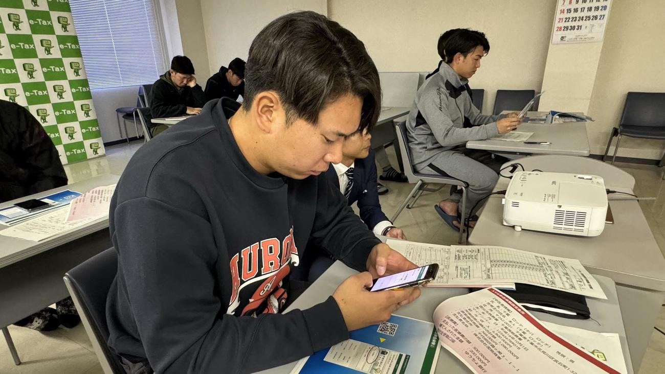 「税金についての講習会」を受講するドラフト1位の上田（球団提供）