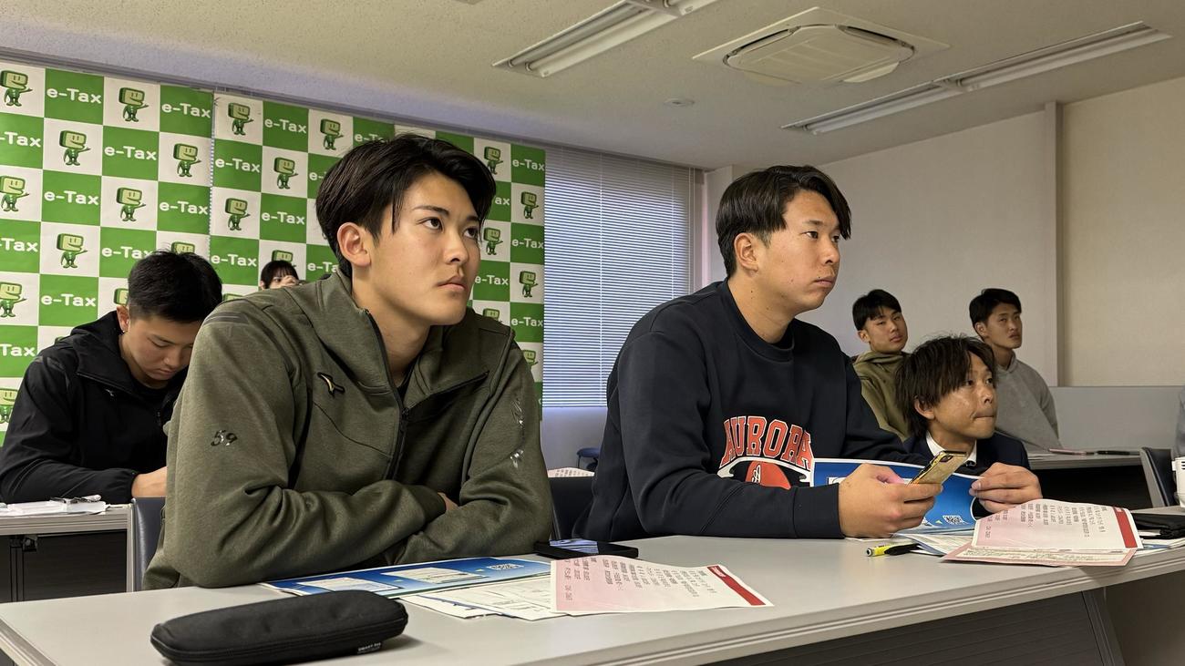 「税金についての講習会」を受講したドラフト4位早坂（左）とドラフト1位上田（球団提供）