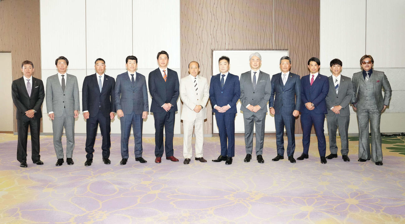 NPB12球団監督会議前、写真に納まる各球団の監督たち（撮影・江口和貴）