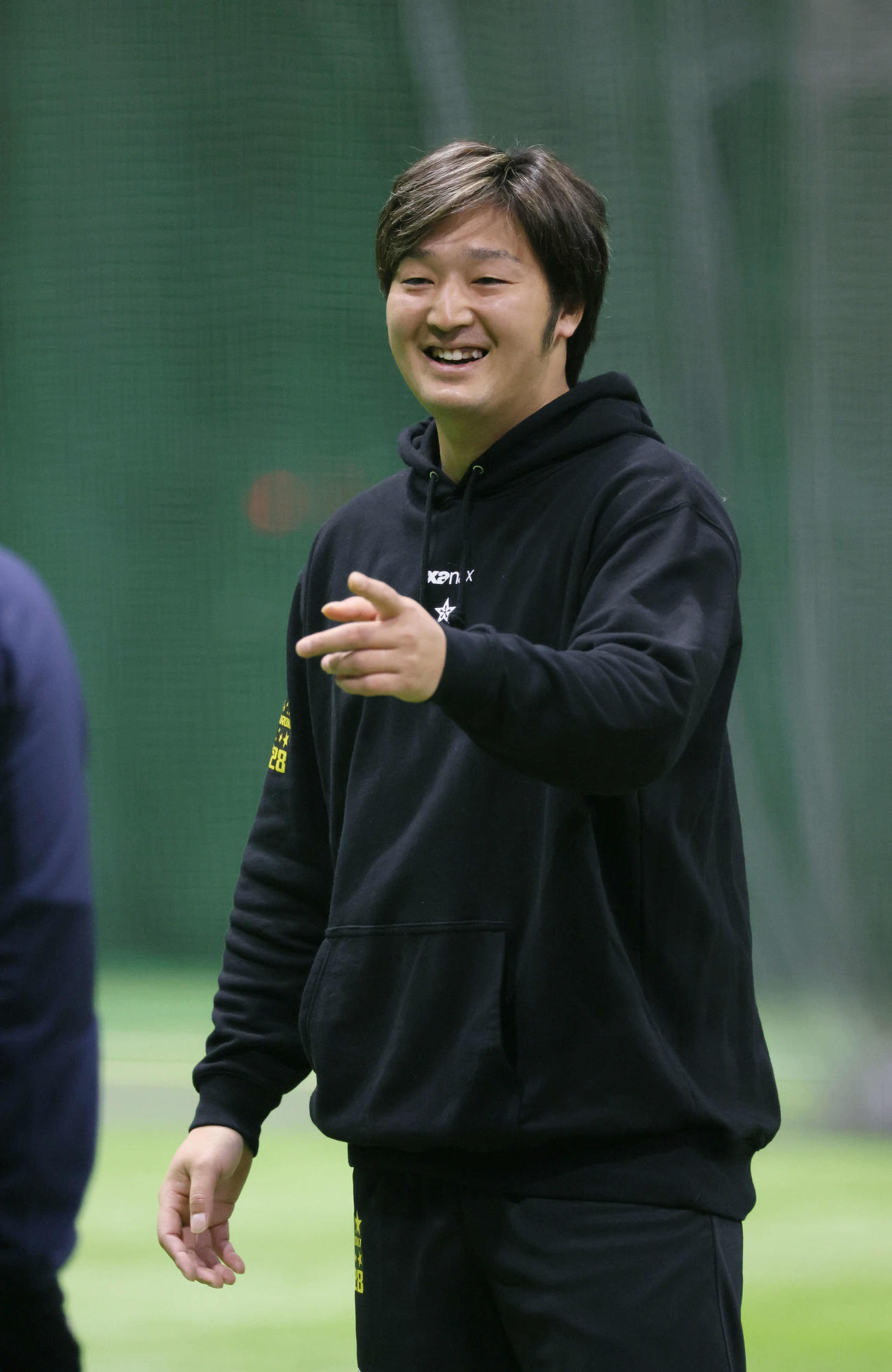 合同自主トレに参加し、練習中に笑顔をみせる広島床田（撮影・加藤孝規）