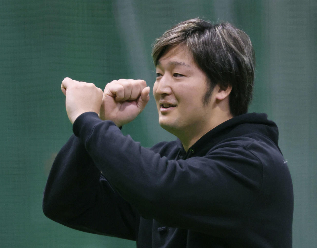 合同自主トレに参加し、練習中に笑顔をみせる広島床田（撮影・加藤孝規）