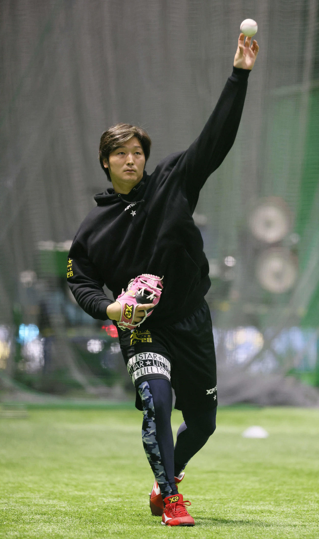 合同自主トレに参加し、キャッチボールをする広島床田（撮影・加藤孝規）