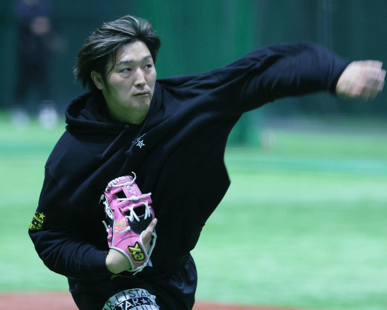 合同自主トレに参加し、キャッチボールをする広島床田（撮影・加藤孝規）