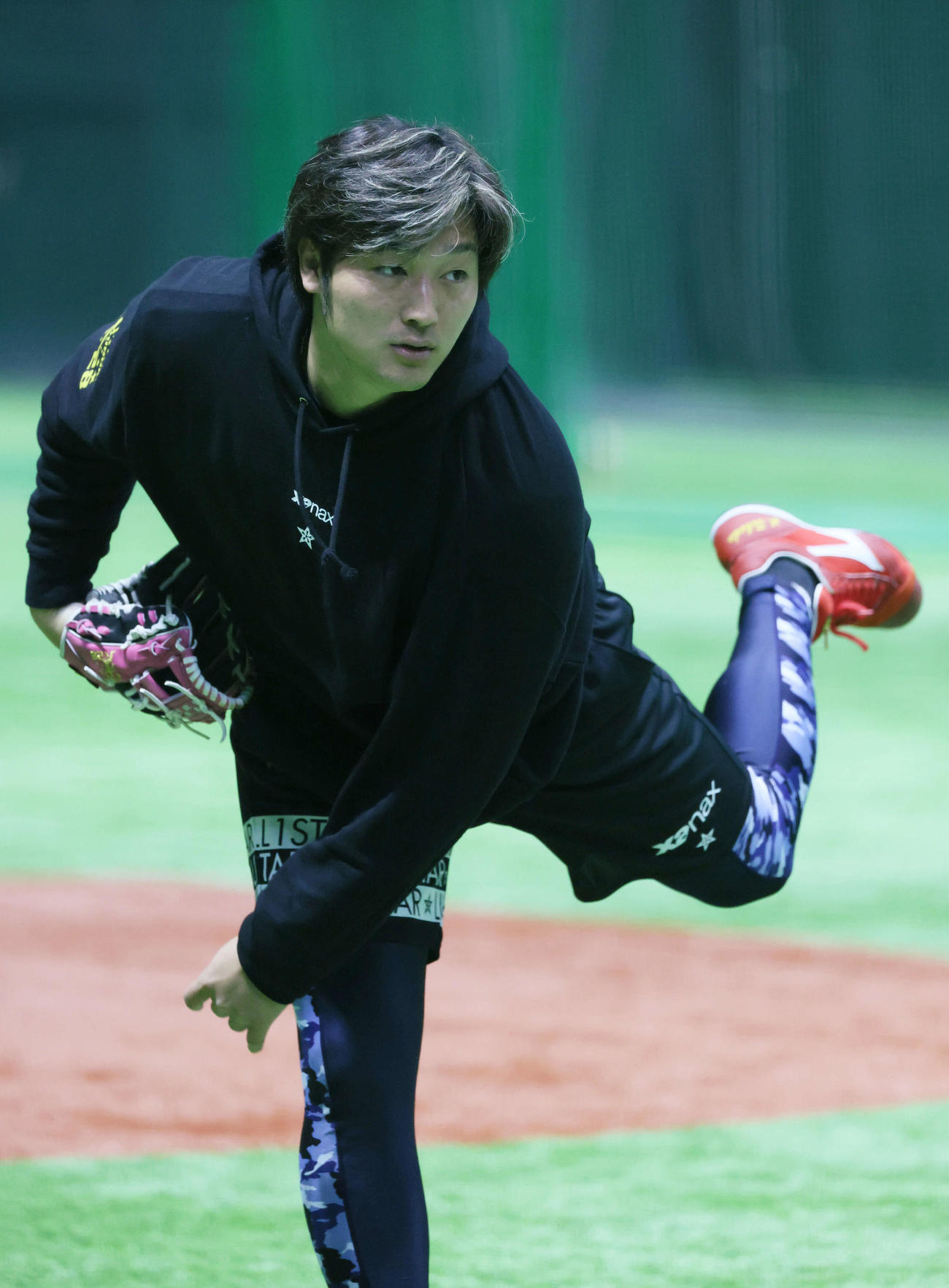 合同自主トレに参加し、キャッチボールをする広島床田（撮影・加藤孝規）