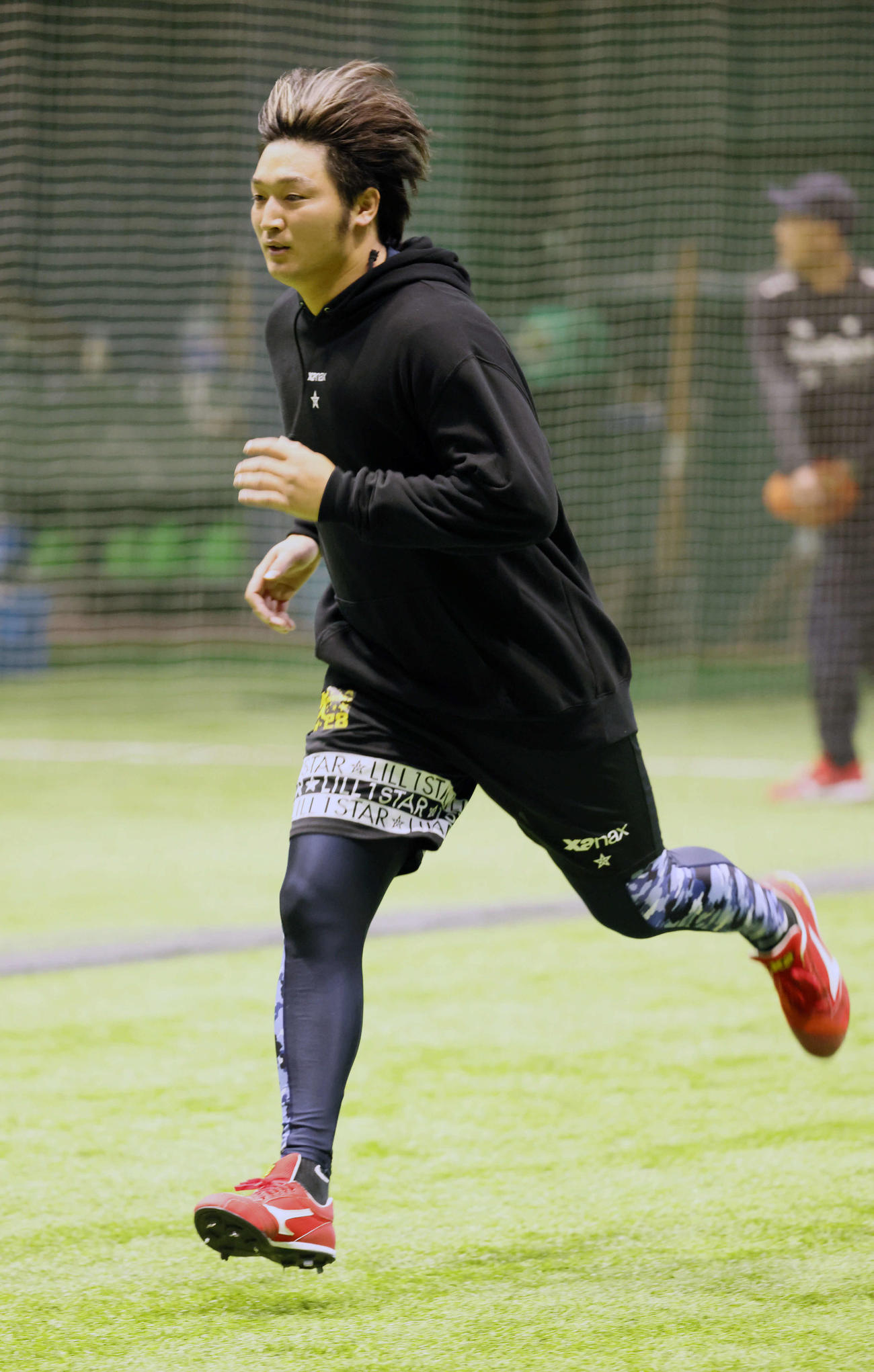 合同自主トレに参加し、走り込む広島床田（撮影・加藤孝規）