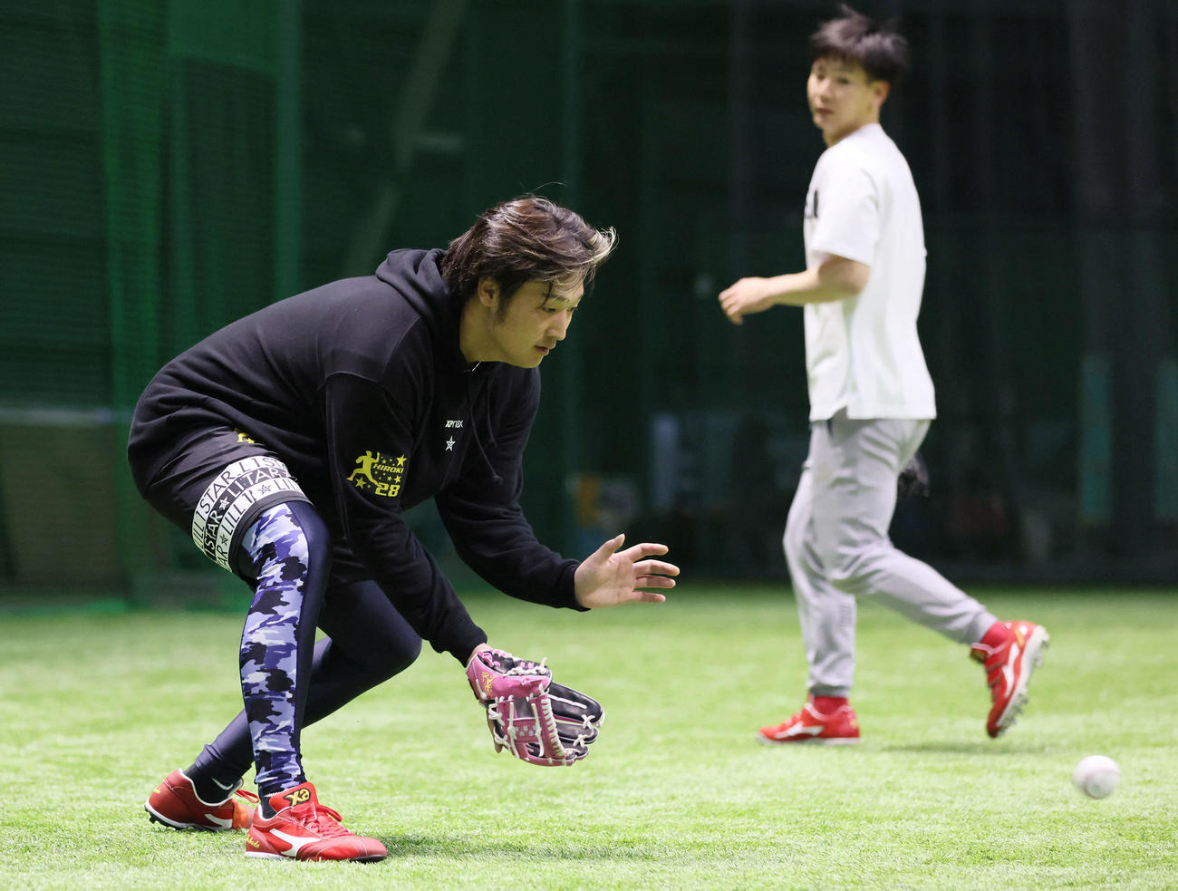 合同自主トレに参加し、ノックを受ける広島床田（撮影・加藤孝規）