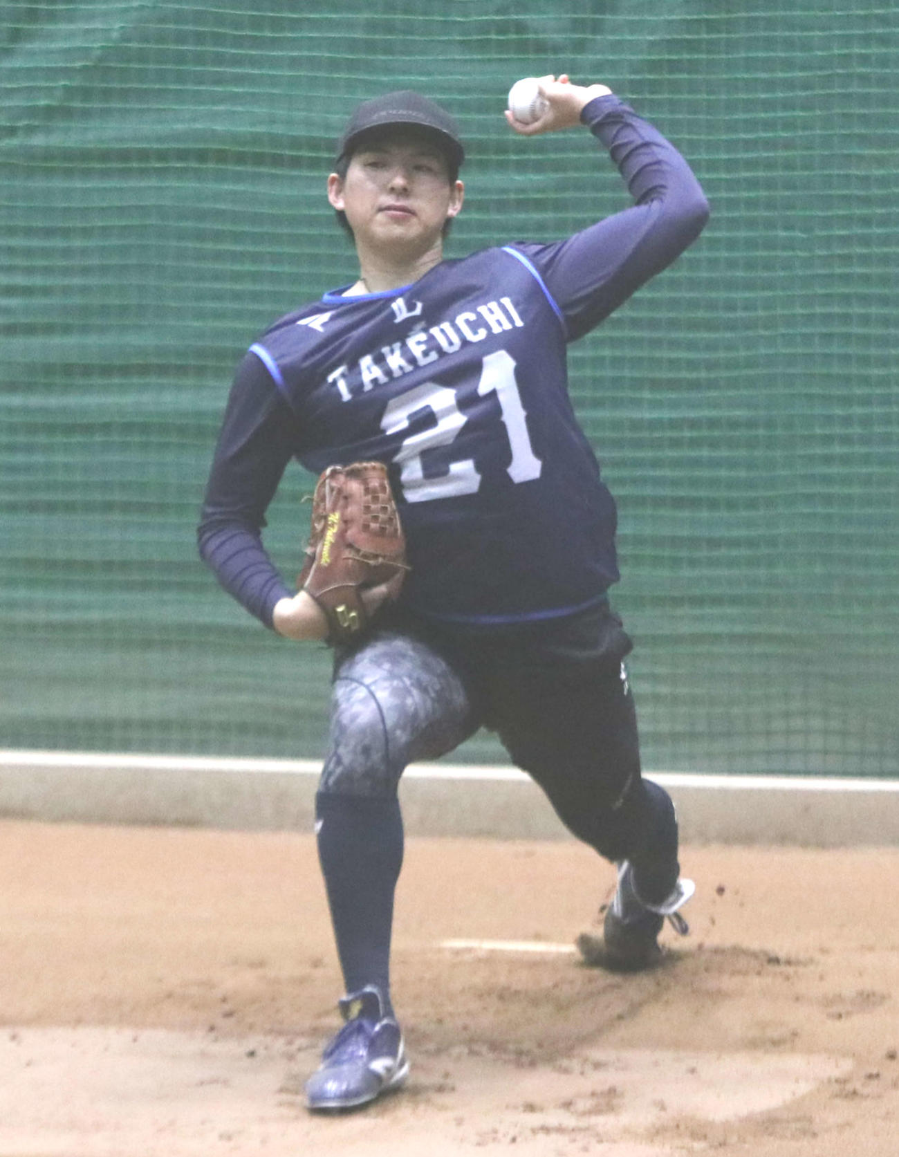新人合同自主トレで初めてブルペン入りした西武ドラフト1位の武内（撮影・山崎純一）