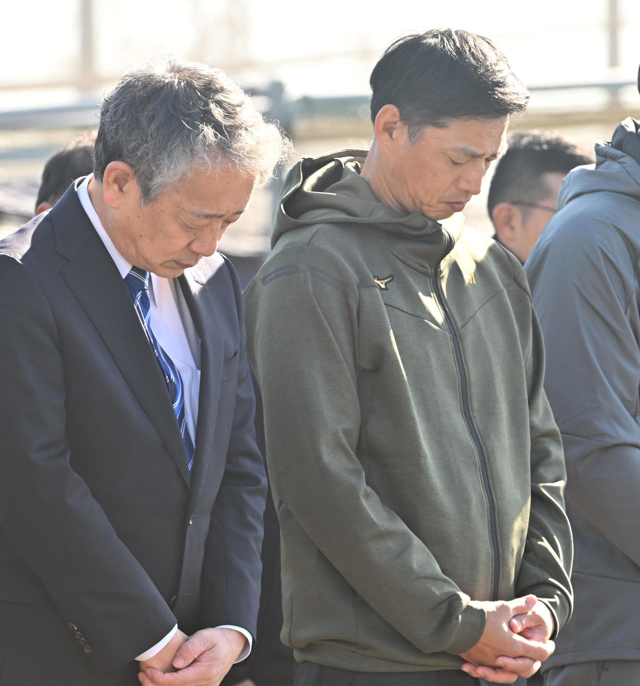 阪神淡路大震災の犠牲者に黙とうをささげる（左から）横田特任顧問、田口外野守備・走塁コーチ（撮影・石井愛子）