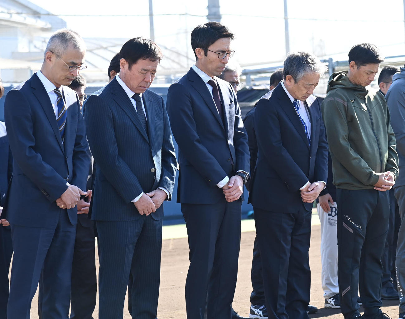 阪神淡路大震災の犠牲者に黙とうをささげる（左から）湊球団社長、福良GM、小浜球団本部長、横田特任顧問、田口外野守備・走塁コーチ（撮影・石井愛子）
