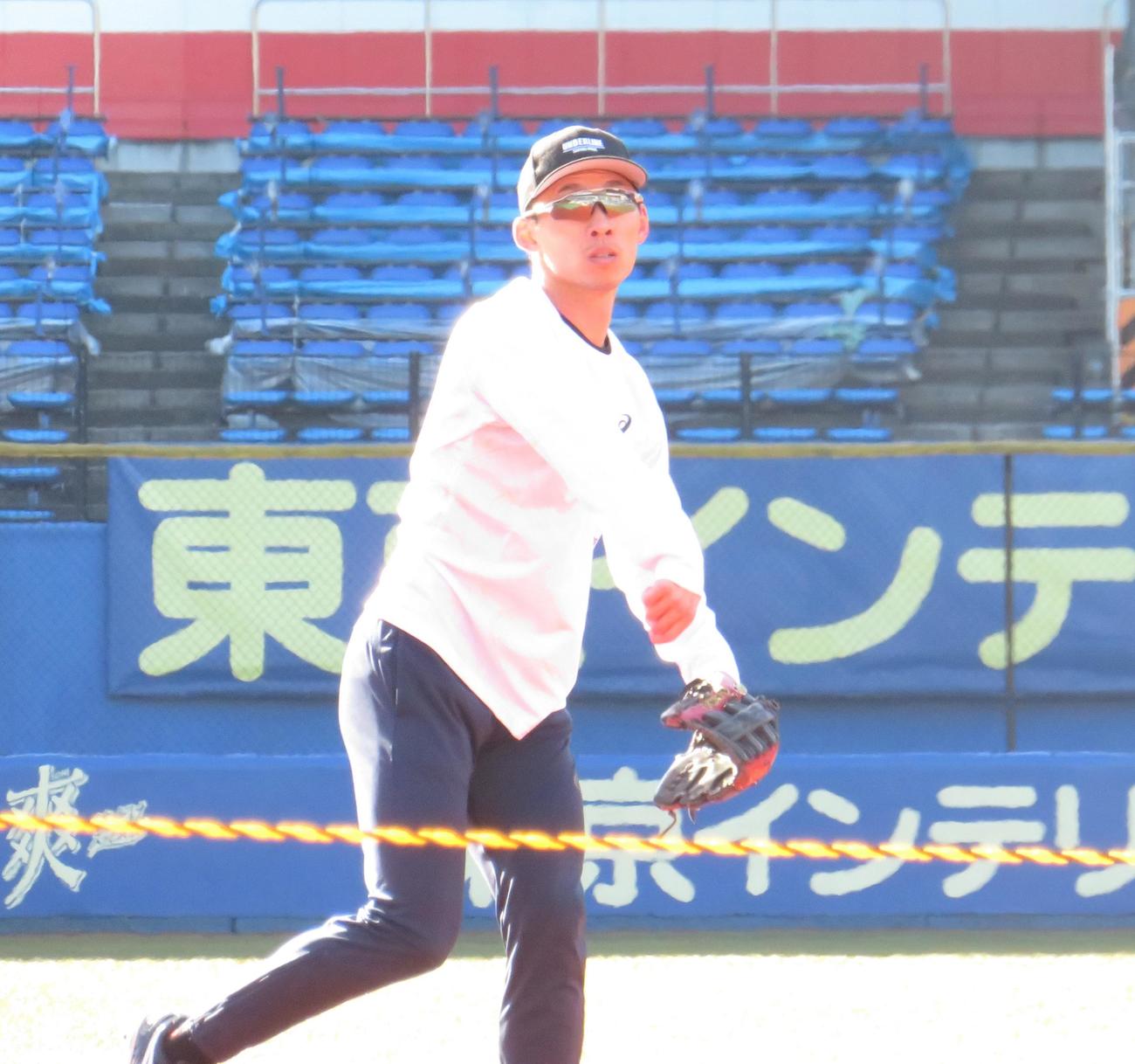 自主トレを公開しキャッチボールを行う高部（撮影・星夏穂）