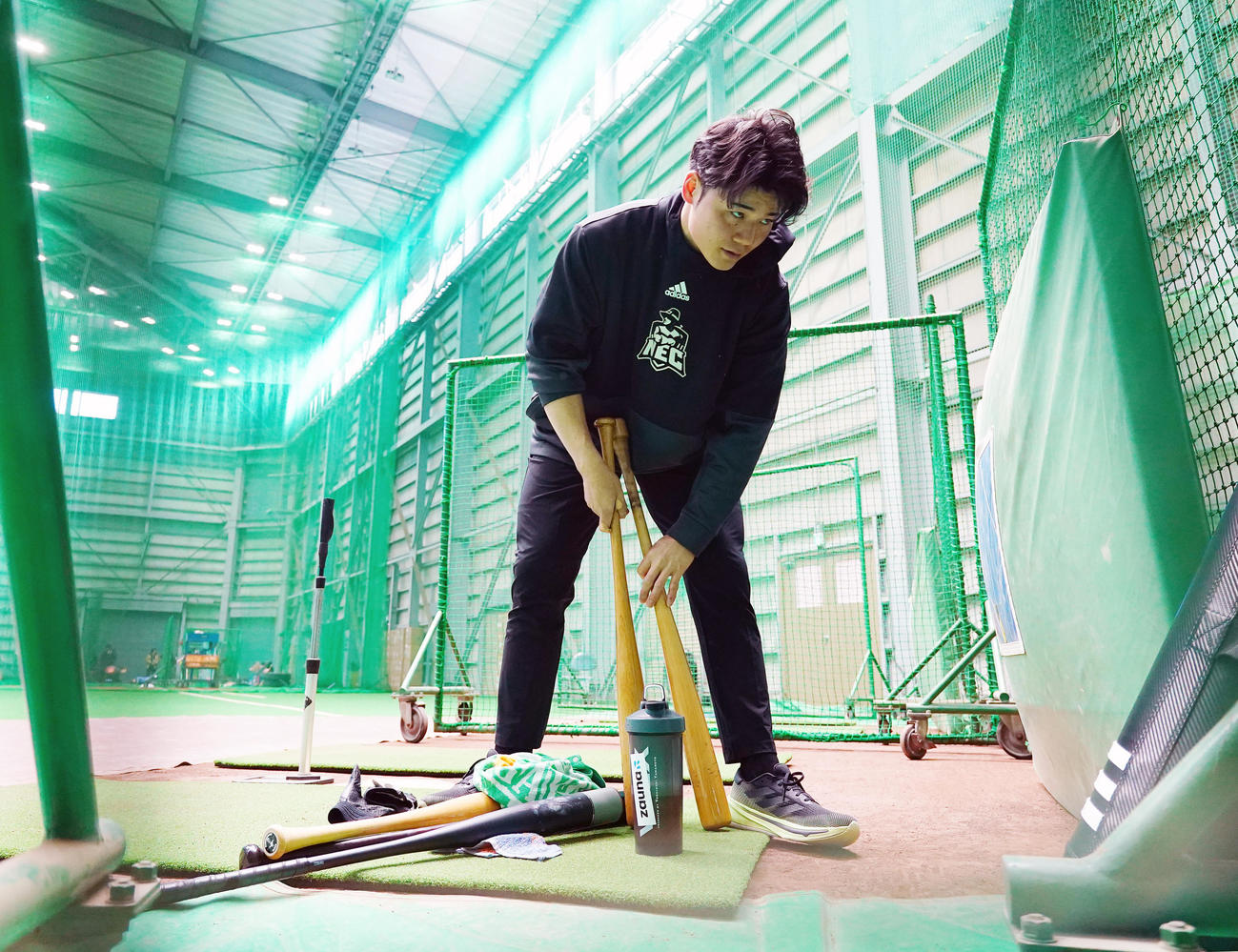 室内での打撃練習を終え、使用したバットを片付ける日本ハム清宮（撮影・菅敏）