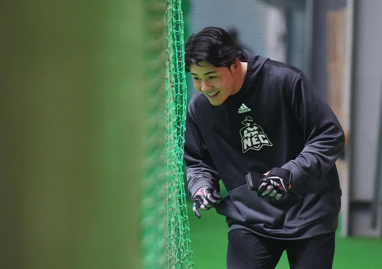 笑顔で室内練習場に入る日本ハム清宮（撮影・菅敏）