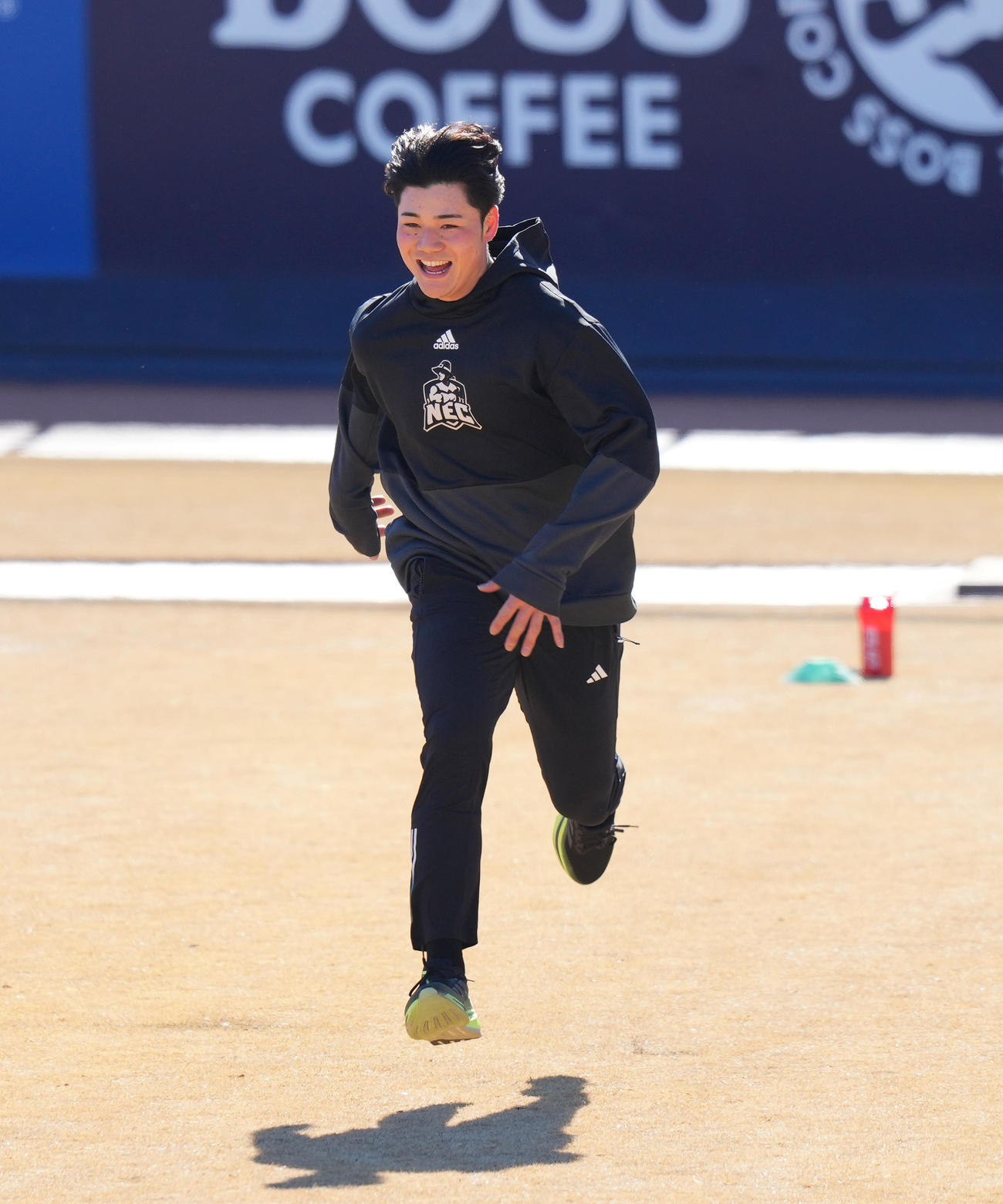 自主トレでダッシュを繰り返す日本ハム清宮（撮影・菅敏）