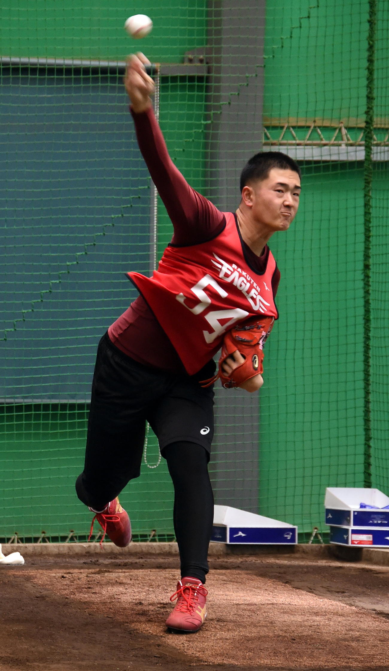 3度目のブルペンに入った楽天ドラフト3位・日当（撮影・山田愛斗）