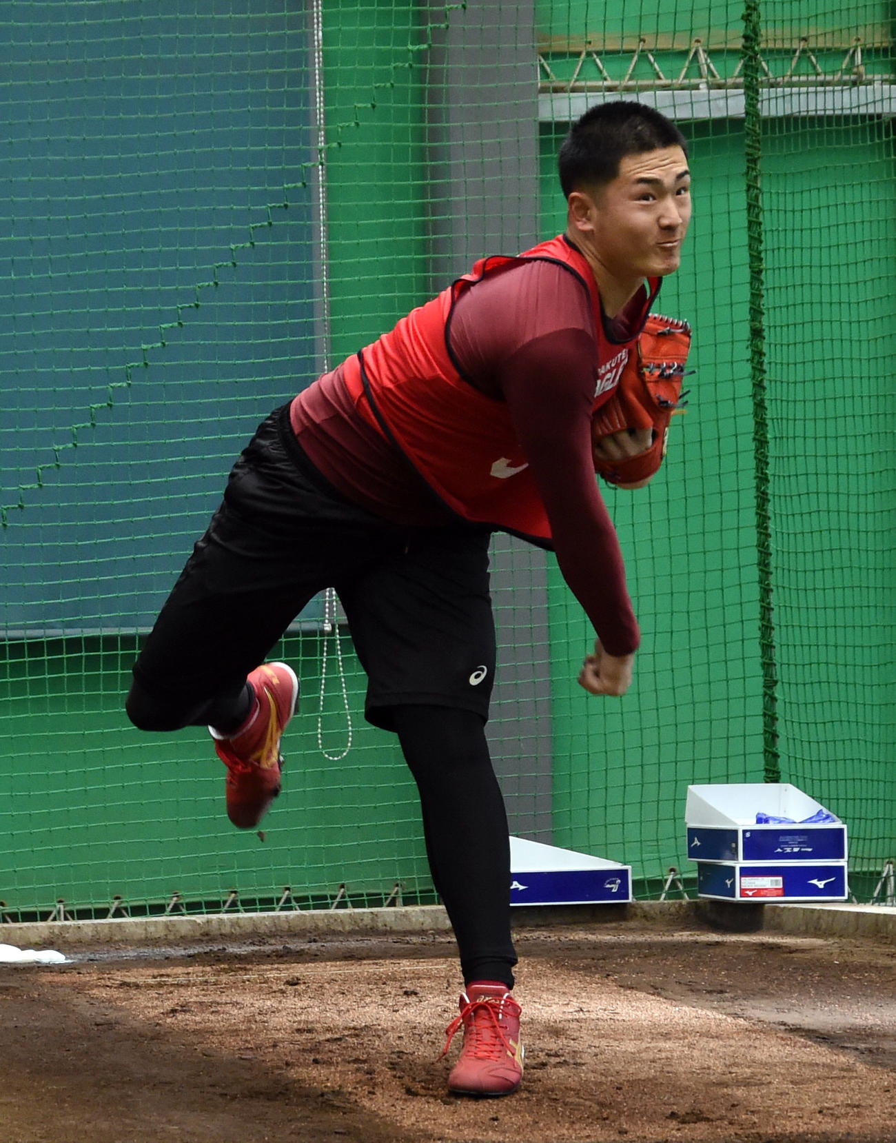 3度目のブルペンに入った楽天ドラフト3位・日当（撮影・山田愛斗）