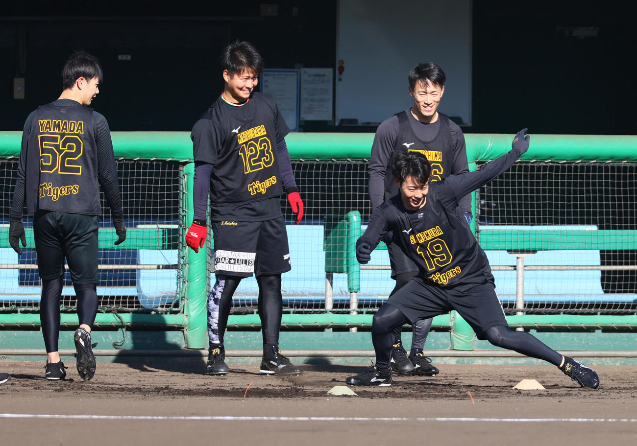 阪神新人合同自主トレに励む、左から山田、松原、下村、福島（撮影・上山淳一）