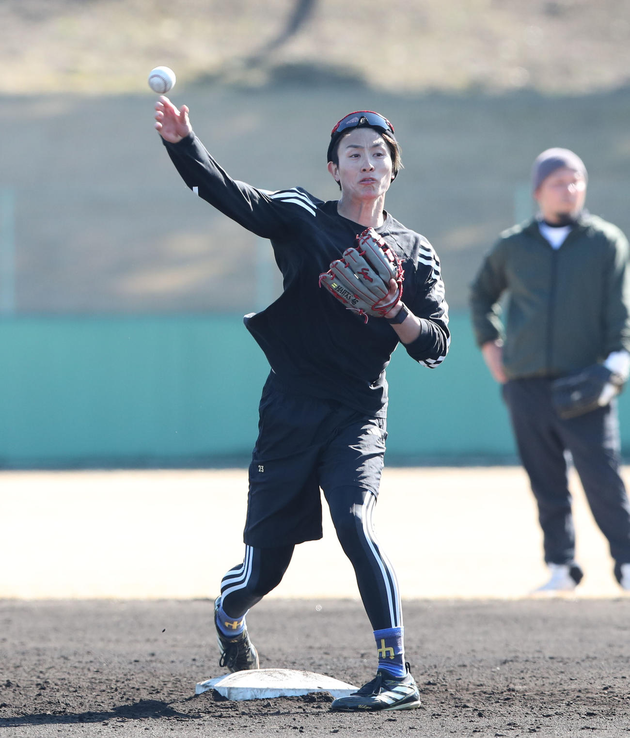 守備練習で軽快な動きを見せる周東（撮影・梅根麻紀）