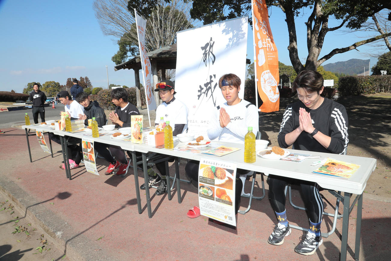 報道陣にランチをふるまう周東（右）、いただきます（撮影・梅根麻紀）