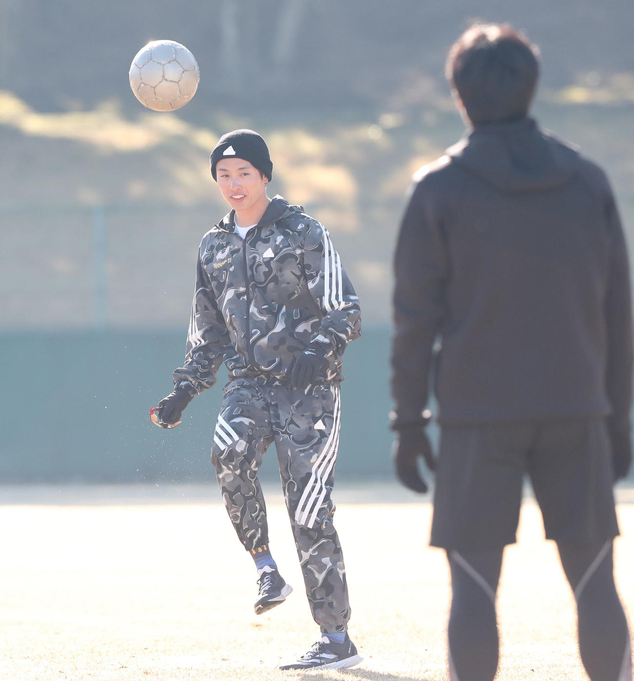 練習前、軽く汗を流す周東（撮影・梅根麻紀）