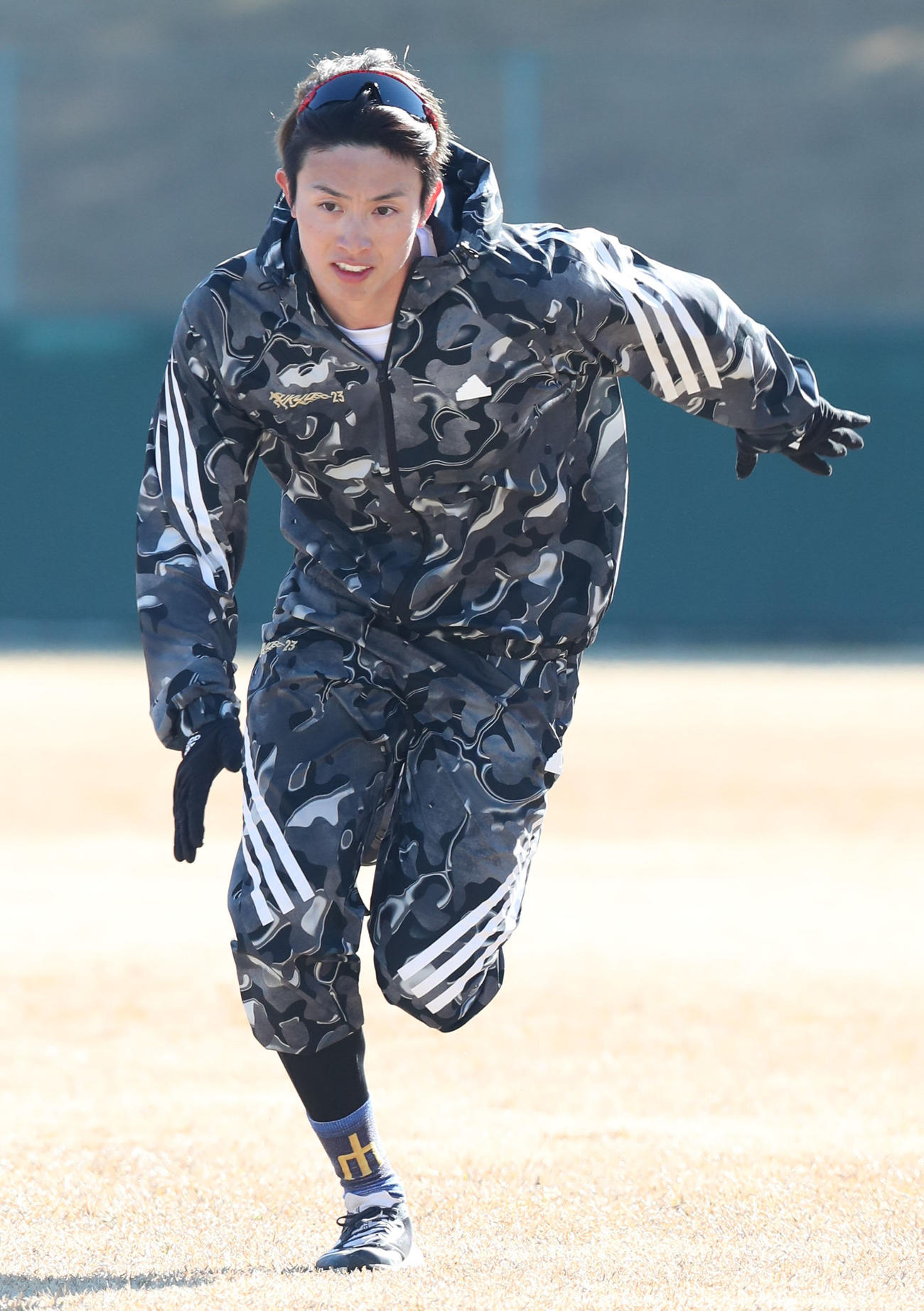 練習前、軽く汗を流す周東、ハツラツ！！（撮影・梅根麻紀）
