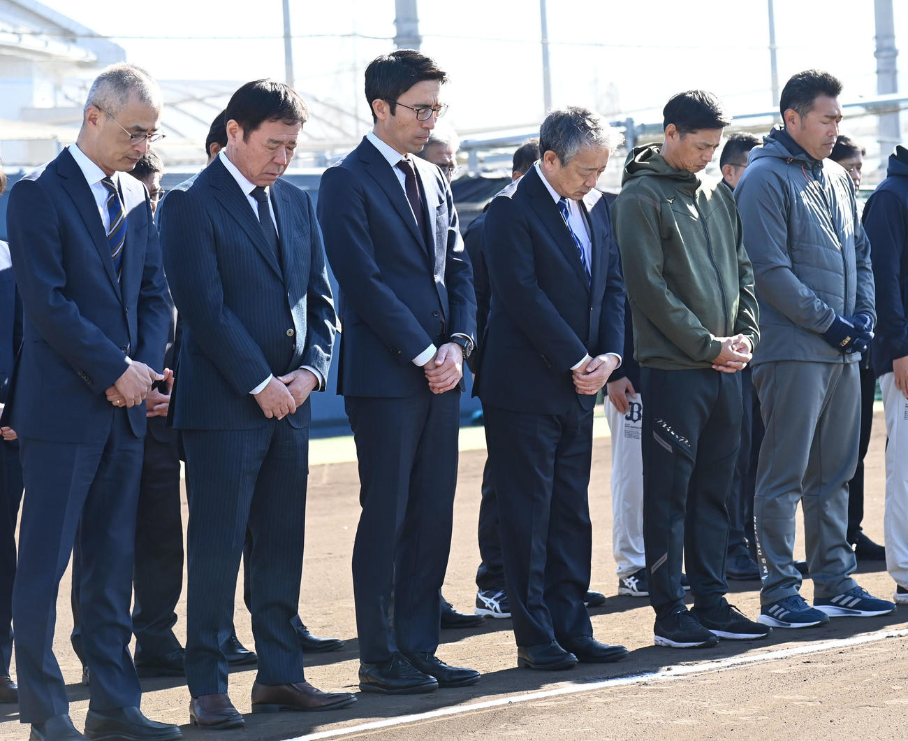 阪神淡路大震災の犠牲者に黙とうをささげる（左から）湊球団社長、福良GM、小浜球団本部長、横田特任顧問、田口外野守備・走塁コーチ、平井投手コーチ（撮影・石井愛子）