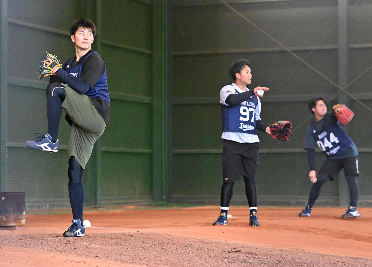 ブルペンで投球練習をするオリックス新人選手たち、左から高島、古田島、芦田（撮影・石井愛子）
