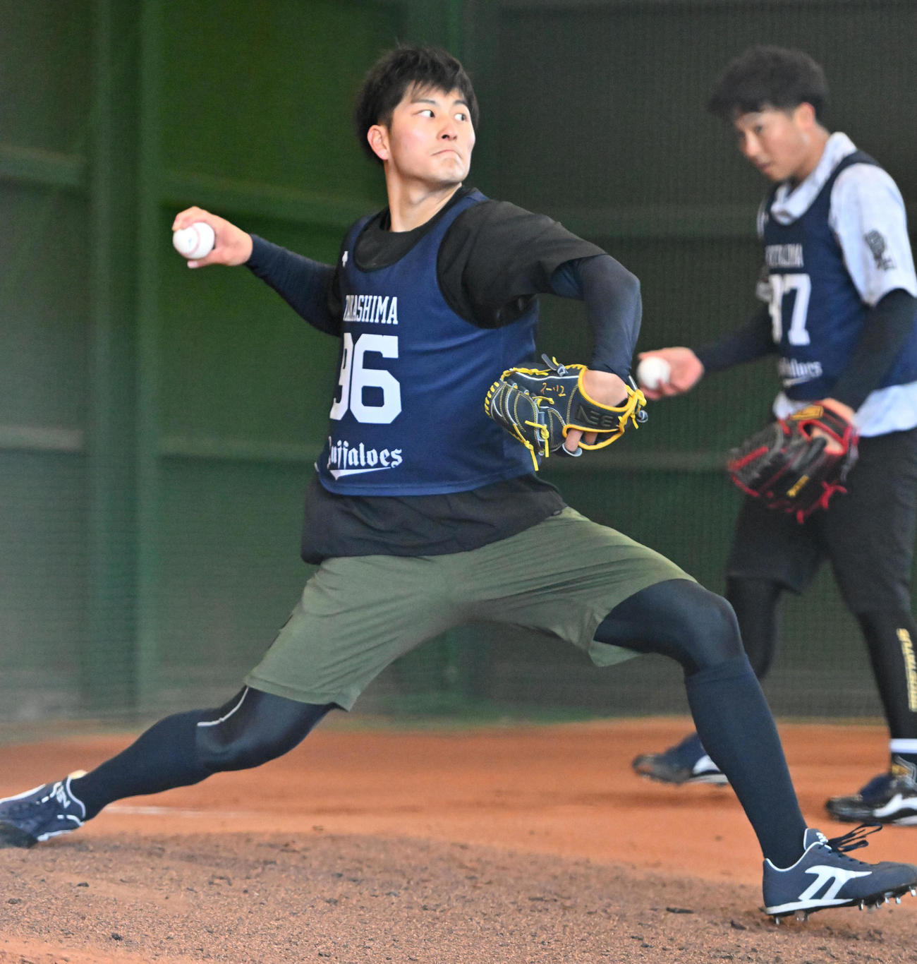 ブルペンで投球練習をする高島（撮影・石井愛子）
