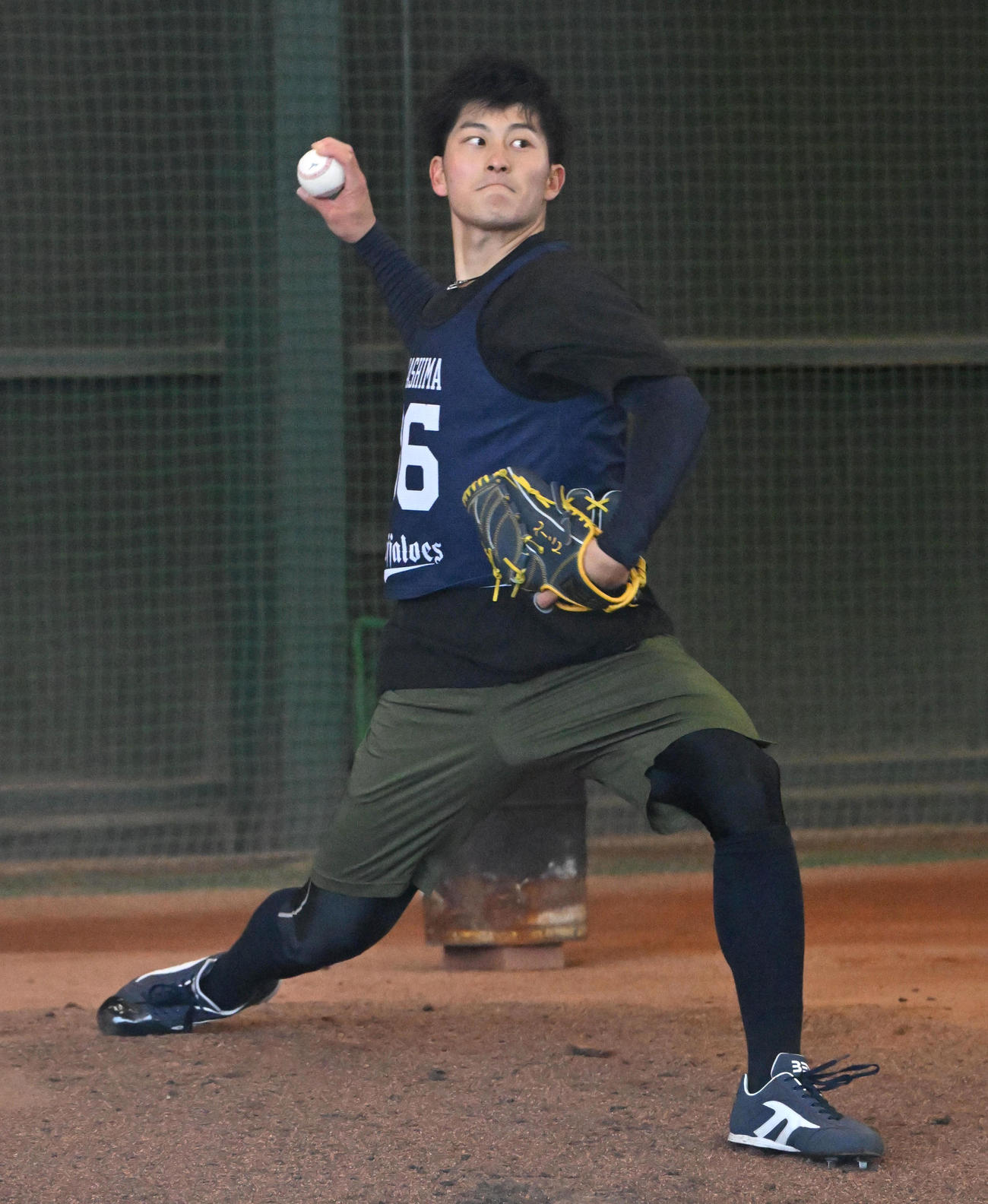 ブルペンで投球練習をする高島（撮影・石井愛子）